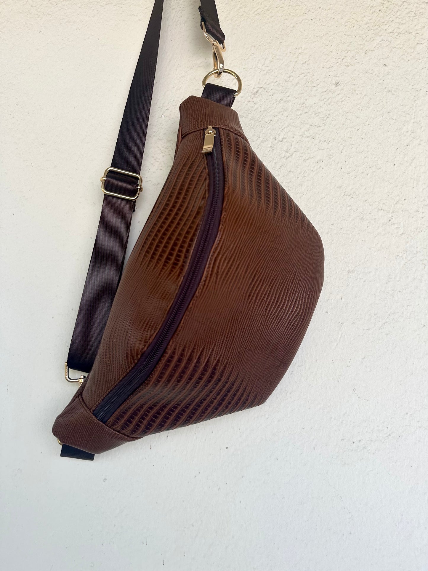 Cross body bag-brown