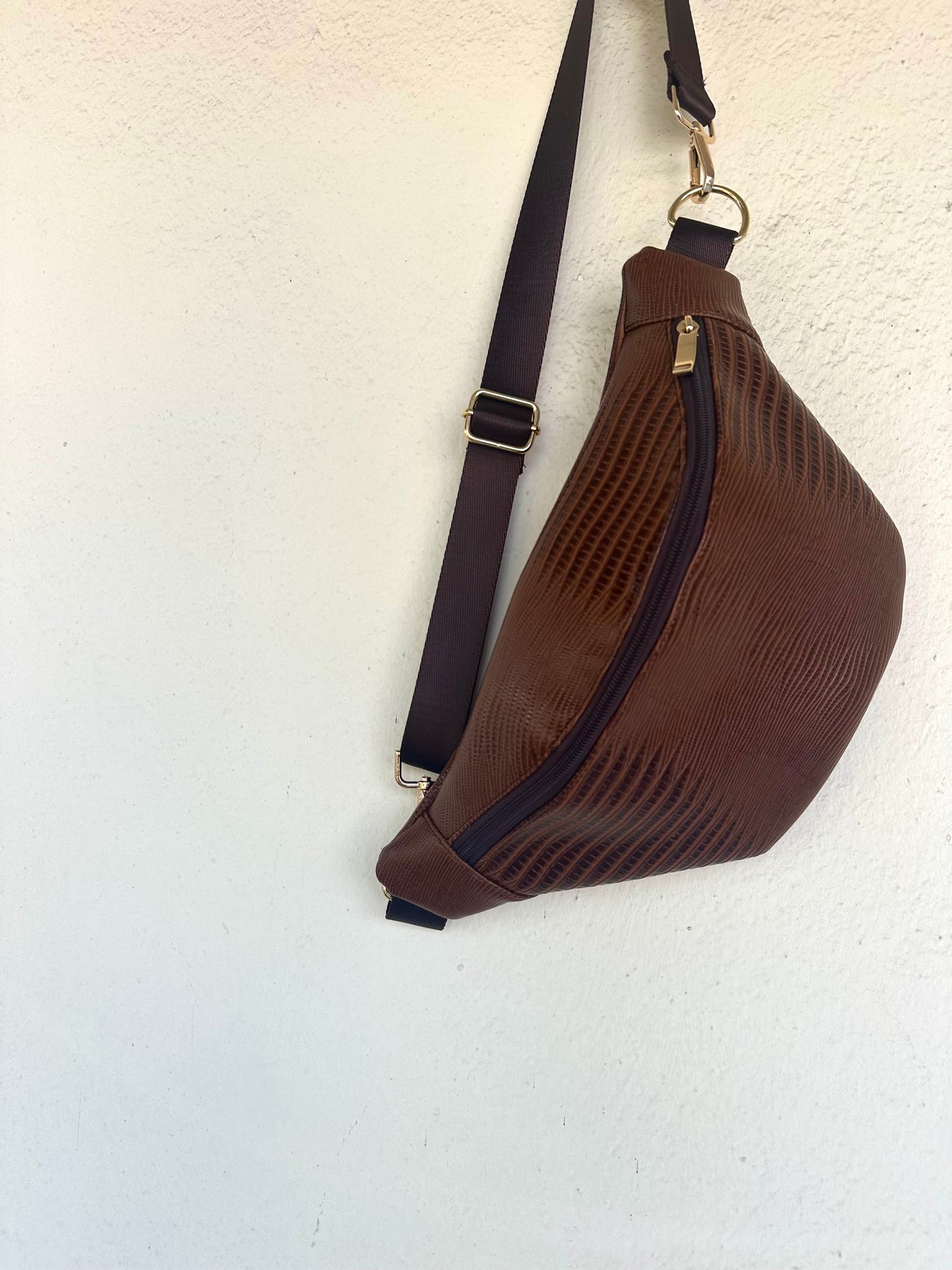 Cross body bag-brown