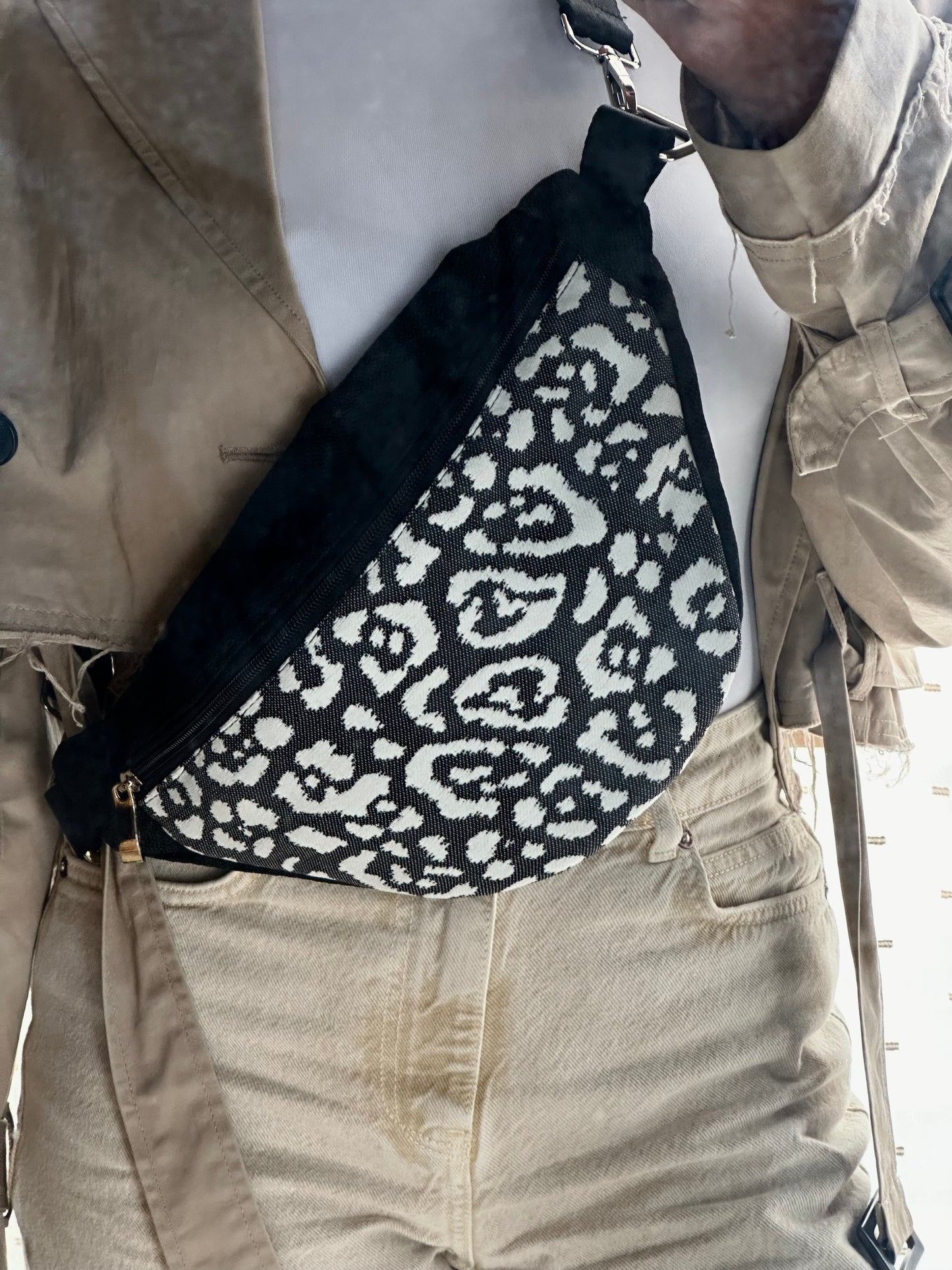 Cross body bag-black and white