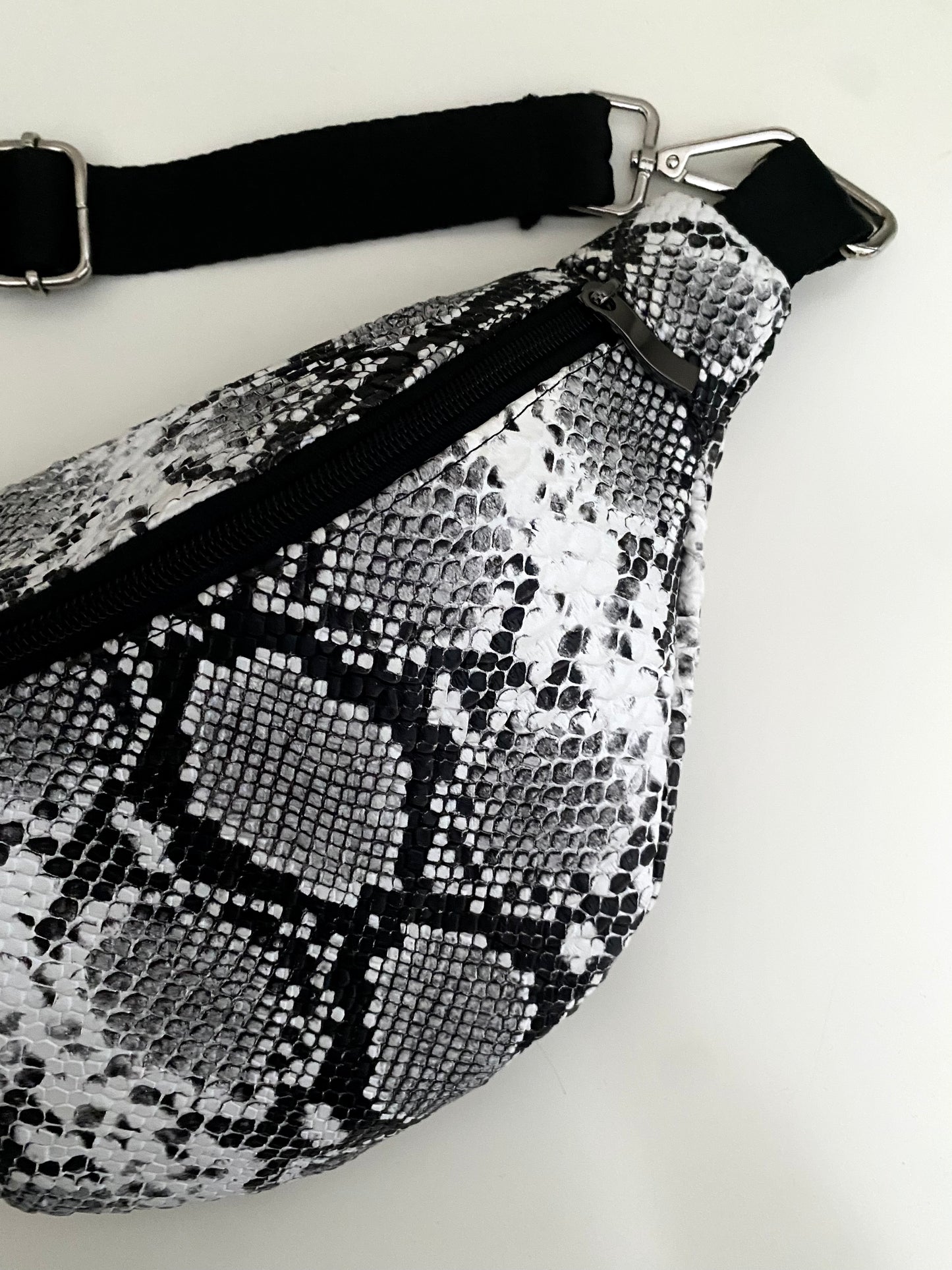 Cross body bag-snake print