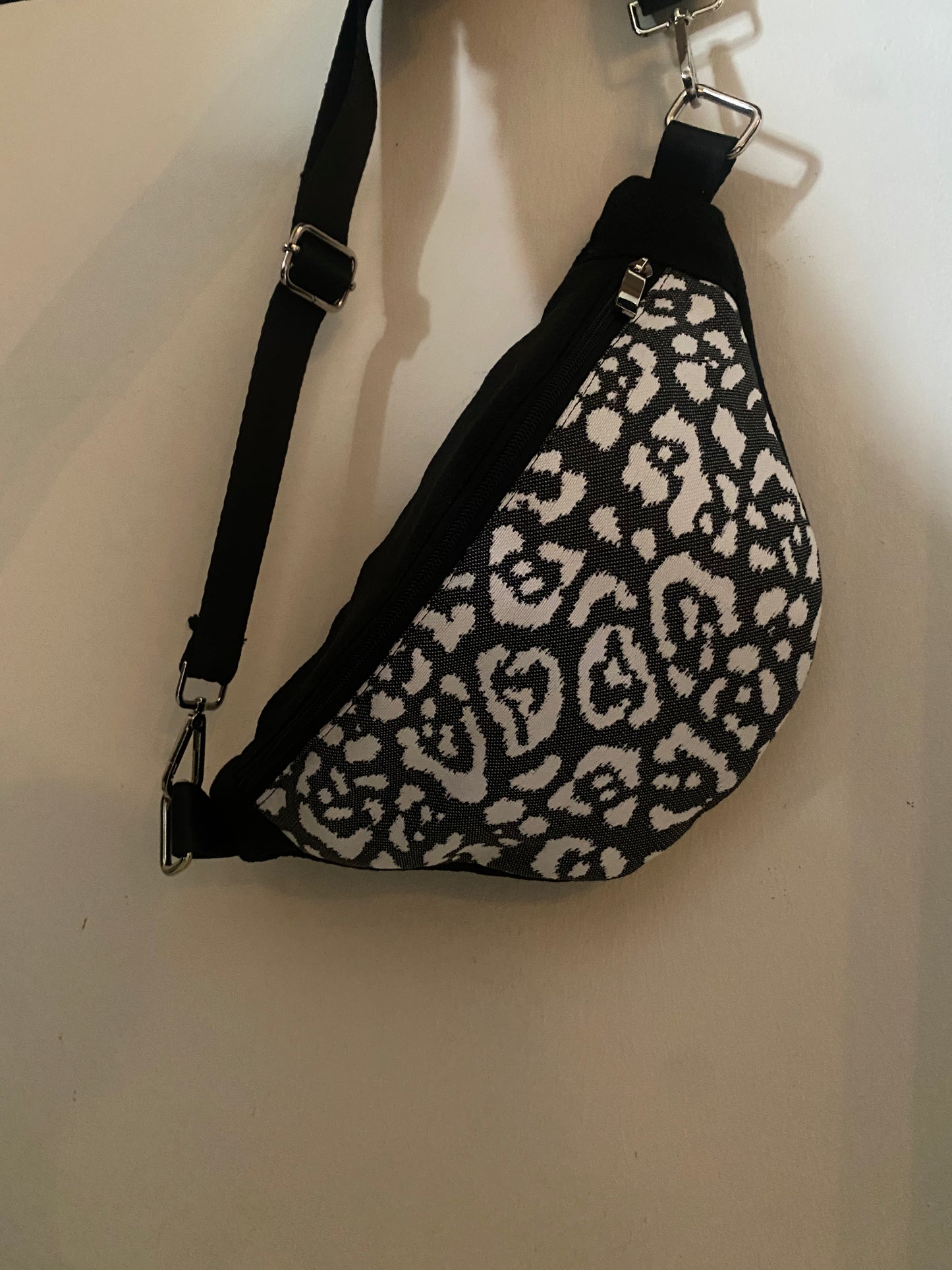 Cross body bag-black and white